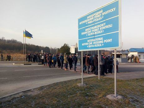Протестующие против ограничения беспошлинного ввоза товаров заблокировали два приграничных пункта во Львовской области