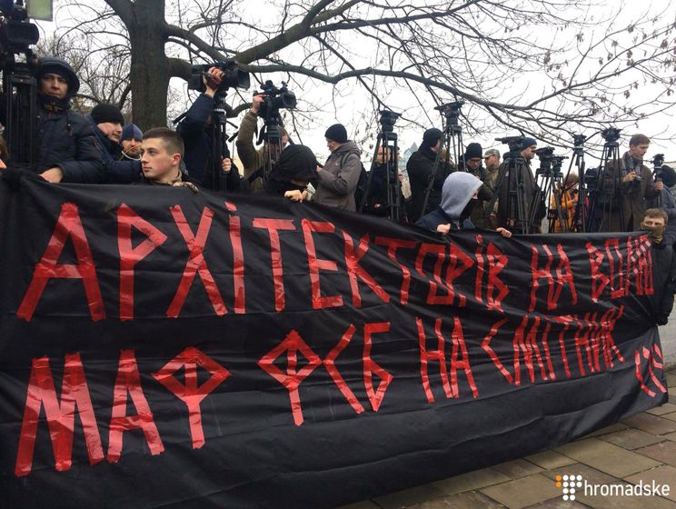 В Киеве у храма УПЦ МП проходит акция в поддержку архитекторов Горбаня и Шемотюка, подозреваемых в поджоге