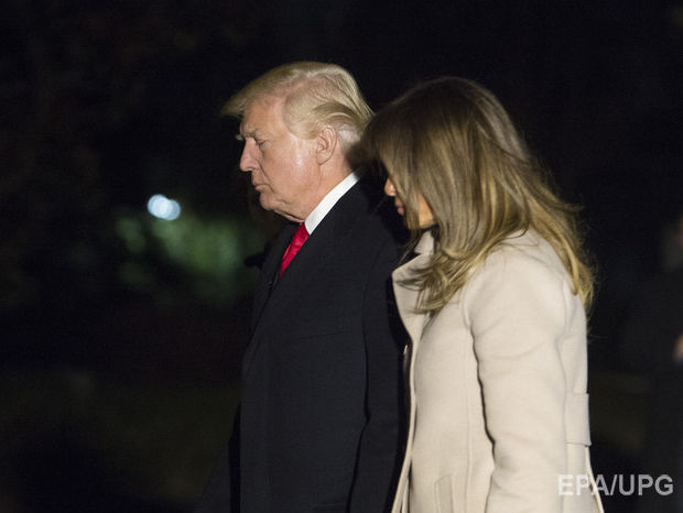 Меланья Трамп отказалась фотографироваться с мужем у трапа самолета. Видео