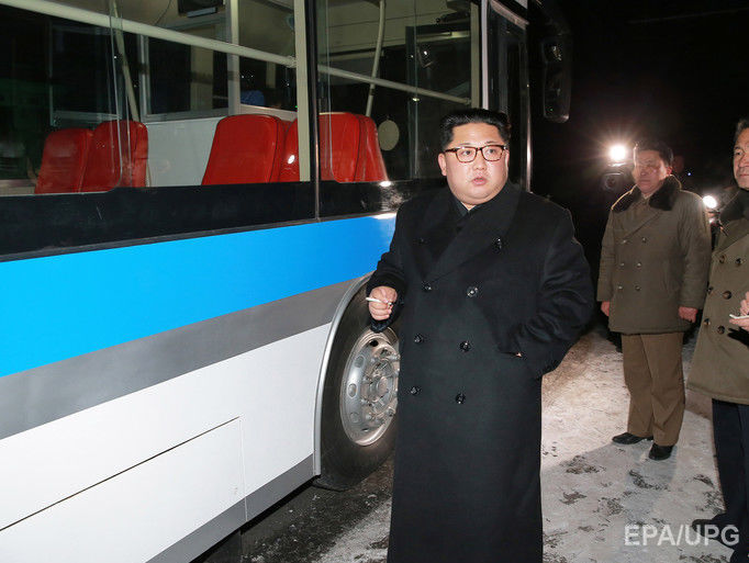 Лидер КНДР с женой прокатились на новом троллейбусе по ночному Пхеньяну