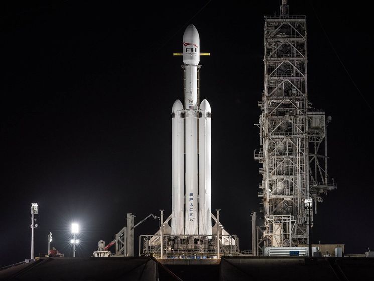 В США готовятся к запуску сверхтяжелой ракеты Falcon Heavy, старт отложен из-за ветра