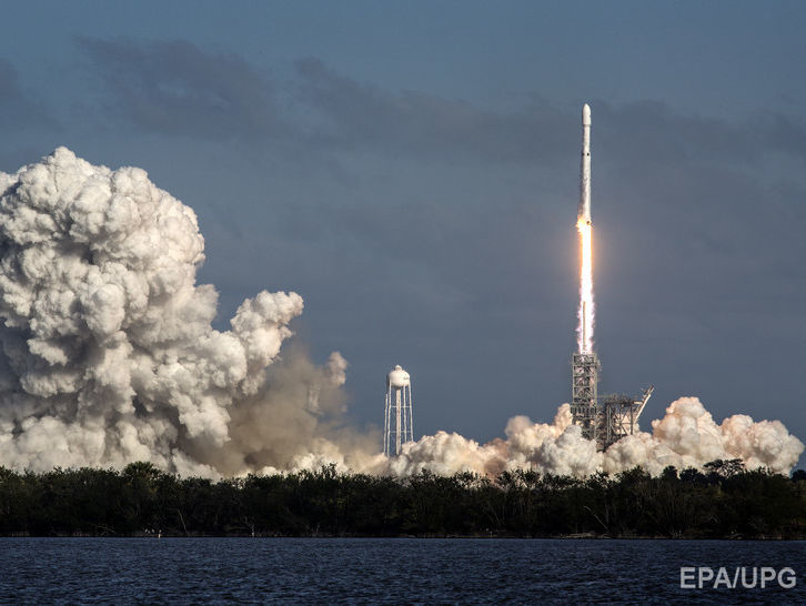 Falcon Heavy с автомобилем Tesla на борту стартовала с космодрома в США. Видео