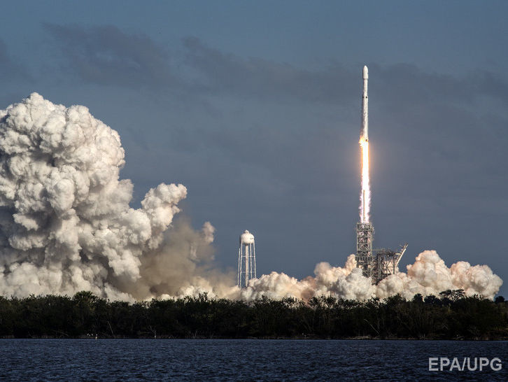 Трамп поздравил Маска с запуском сверхтяжелой ракеты Falcon Heavy