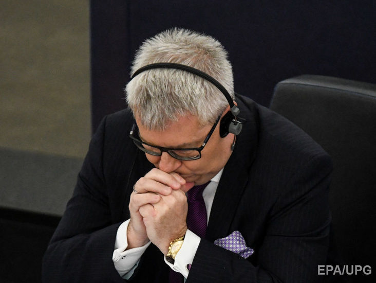 Вице-президент Европарламента Чарнецкий лишился должности из-за оскорбления коллеги