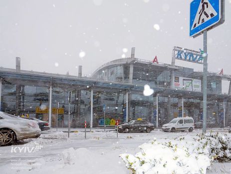 "Не поділили літак". В аеропорту Київ затримується рейс через бійку пасажирів – ЗМІ