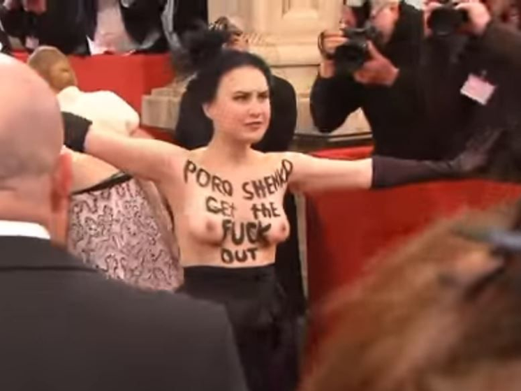 Блогер Гудименко: Рядом с еще одетой активисткой Femen на Венском балу стоял посол РФ в Австрии