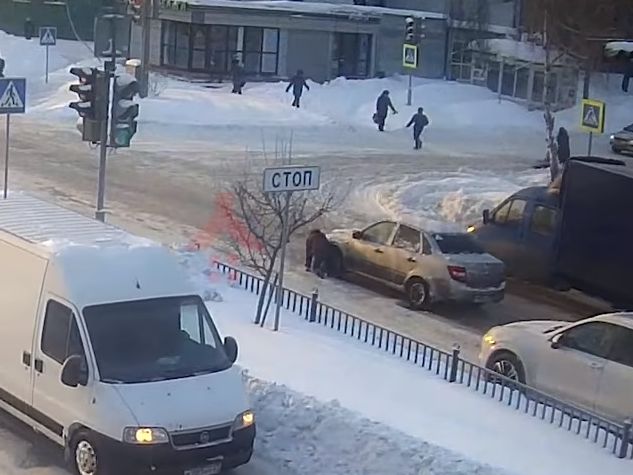 В РФ водитель переехал поскользнувшуюся женщину, чтобы не ждать на светофоре, пока она встанет. Видео