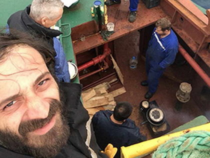 Трое украинских моряков застряли на острове Крит на аварийном судне