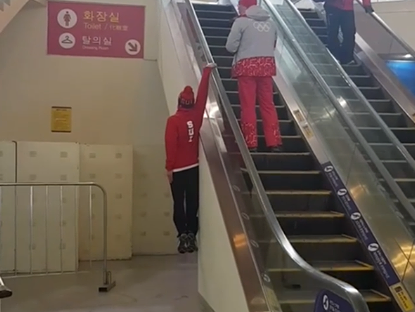 В олимпийском Пхенчхане швейцарский лыжник поднялся на эскалаторе, повиснув на поручне с внешней стороны. Видео