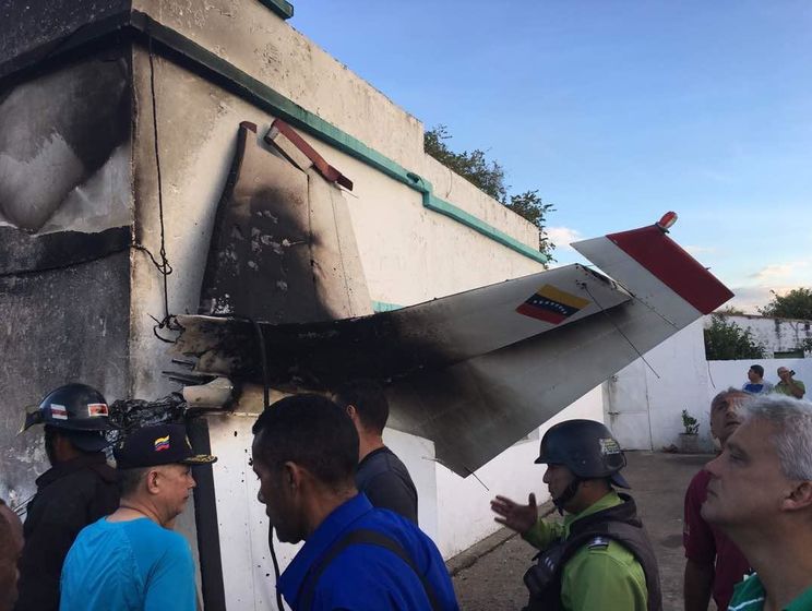 В Венесуэле самолет упал на жилой дом, погиб один человек