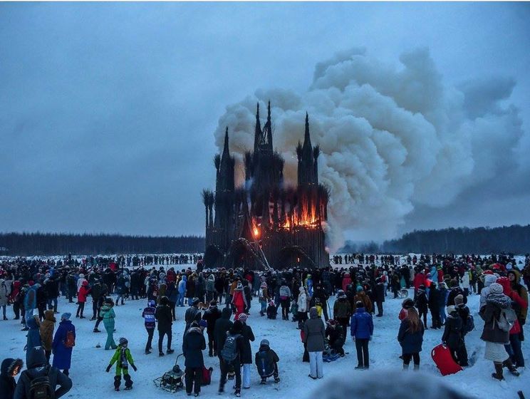 В Калужской области в честь Масленицы сожгли макет католического костела