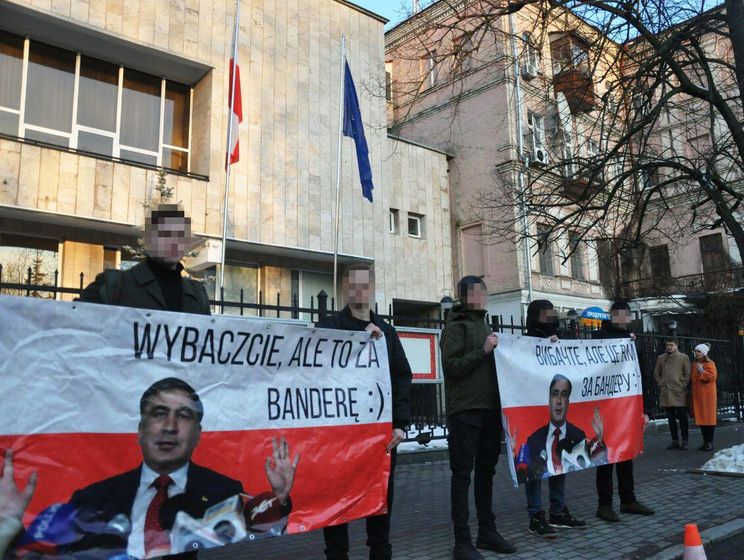 "Извините, но это вам за Бандеру". Активисты провели акцию с портретом Саакашвили у посольства Польши