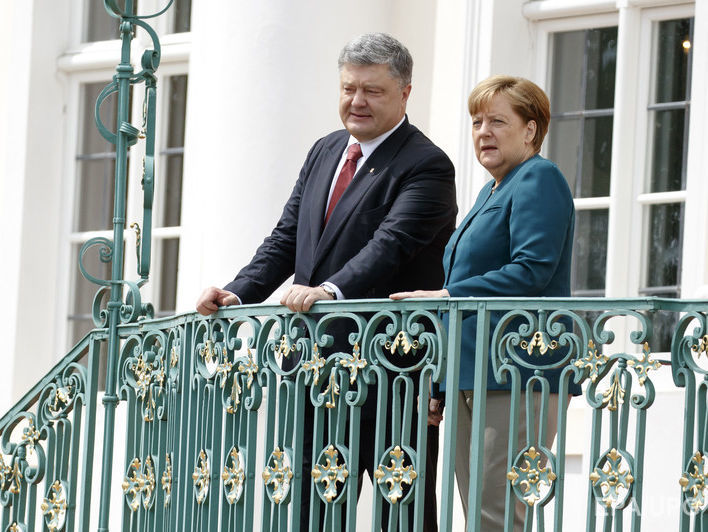 Порошенко обсудил с Меркель ситуацию на Донбассе и реформы в Украине