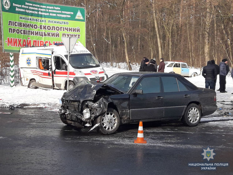 В Винницкой области Mercedes столкнулся со "скорой", ехавшей на место ДТП, пострадали девять человек