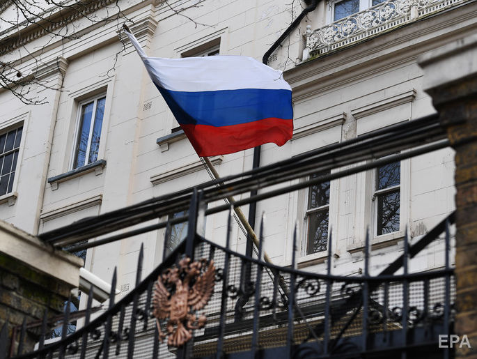 На фоне конфликта с Великобританией упали курс рубля и акции российских компаний
