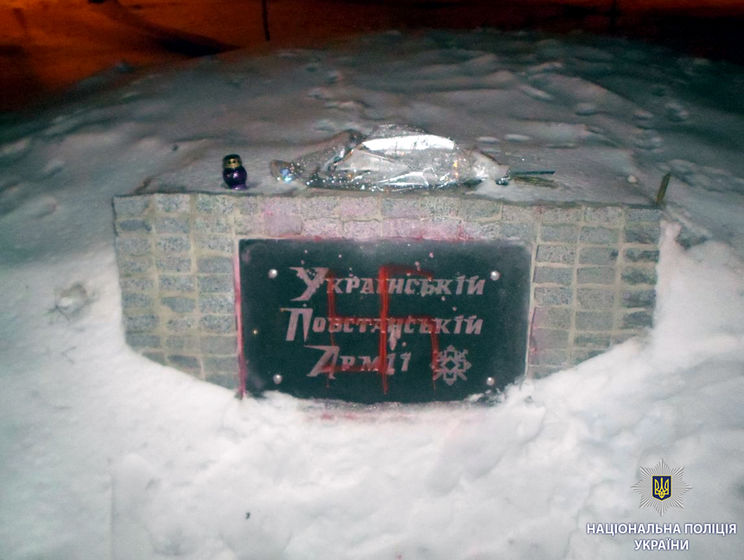 В Харькове вновь облили красной краской памятник воинам УПА
