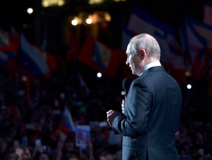 Путин заявил, что Крым был передан Украине "незаконно даже по советским законам"