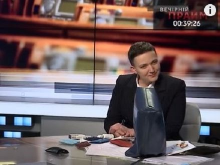 "Документы, мои личные вещи". Савченко в эфире телеканала показала содержимое своей сумки