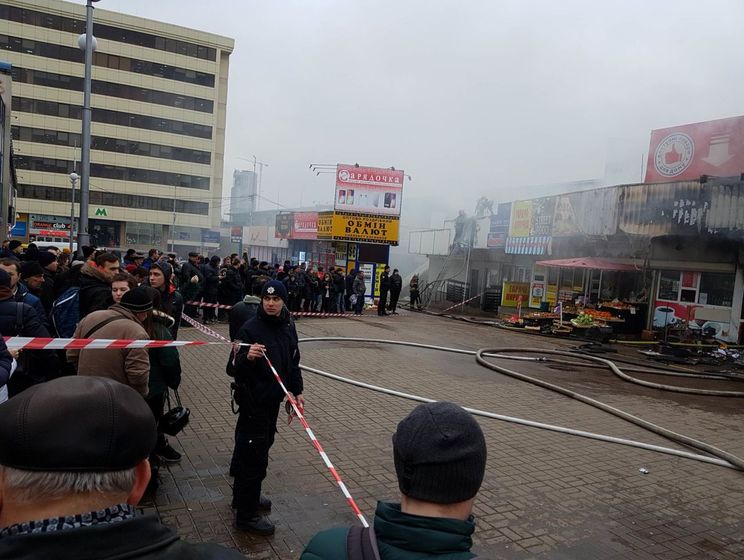 В Киеве потушили пожар в магазине у станции метро "Левобережная"