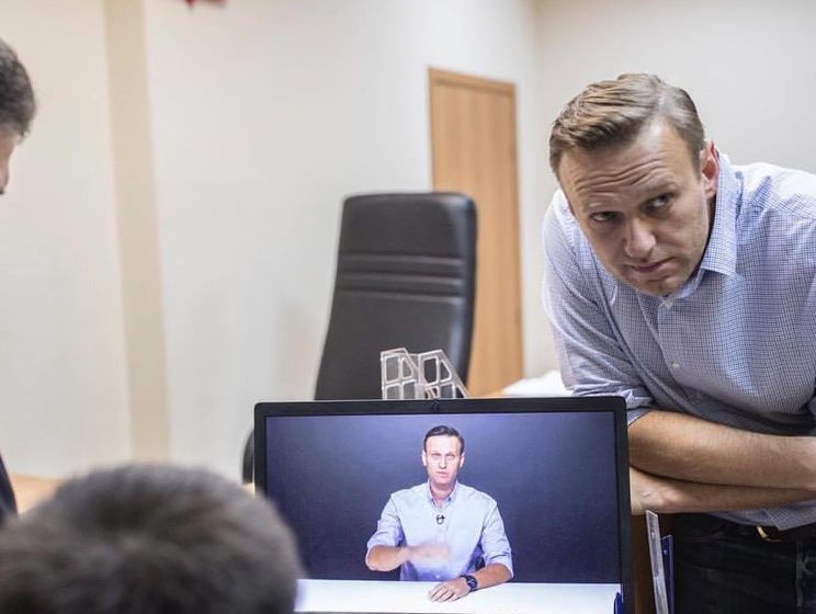 Песков о Навальном: Нельзя стать политиком на "часах Пескова"