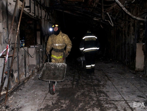 В МЧС России заявили, что огонь в торговом центре в Кемерово распространялся лавинообразно