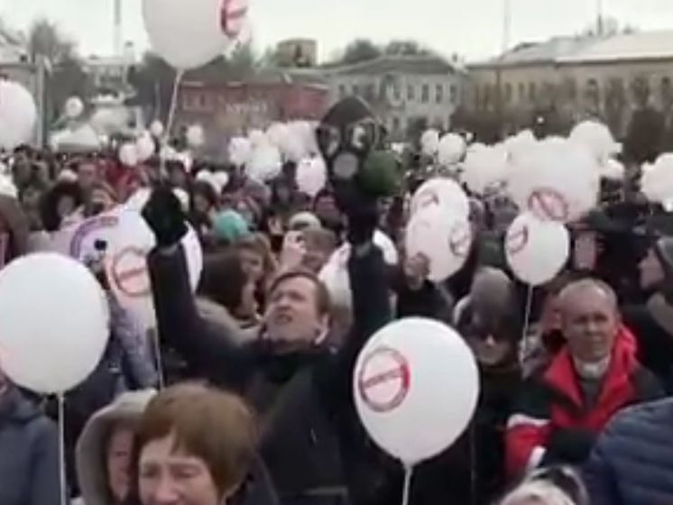Жители российского Волоколамска во время акции против мусорной свалки спели "Священную войну". Видео