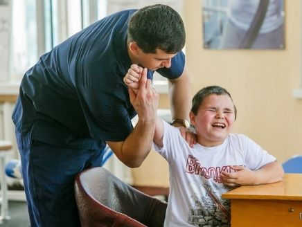 Гуманитарный штаб Рината Ахметова продолжает реабилитацию раненых детей