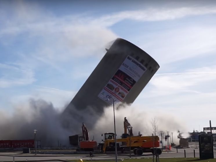 "Мистический инцидент". В Дании башня во время сноса упала в другую сторону. Видео