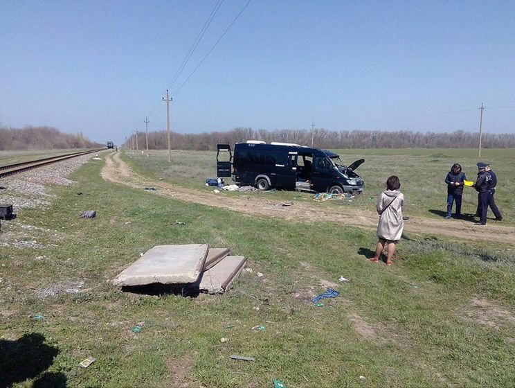 В Крыму при столкновении электрички и микроавтобуса погибло пять человек