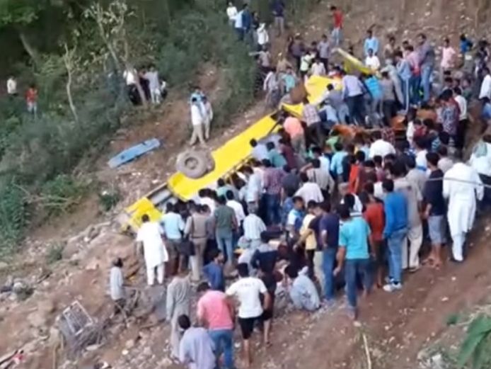 27 школьников и трое взрослых погибли в ДТП с автобусом в Индии
