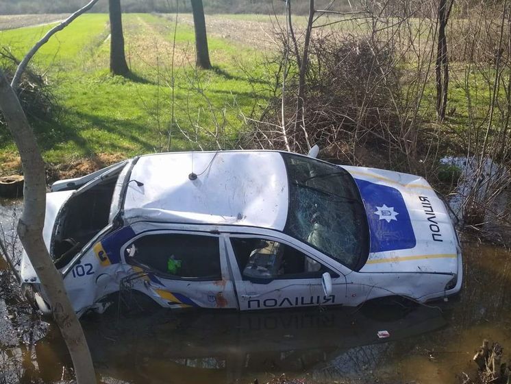 В Закарпатье автомобиль полиции вылетел в кювет, пострадал один человек 