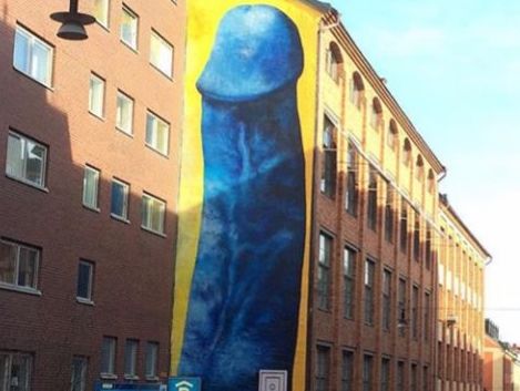 В центре Стокгольма на пятиэтажном доме разместили мурал с синим пенисом. Видео