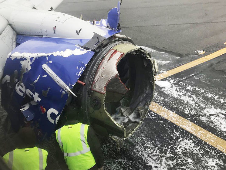 В США пассажирский самолет совершил экстренную посадку, один человек погиб