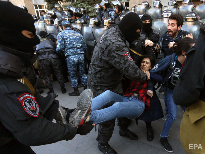Євросоюз закликав "негайно звільнити" затриманих у Єревані учасників протесту