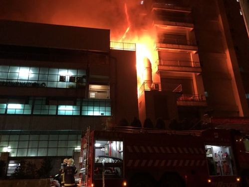 На Тайване произошел пожар на фабрике, погибли пятеро пожарных и двое рабочих