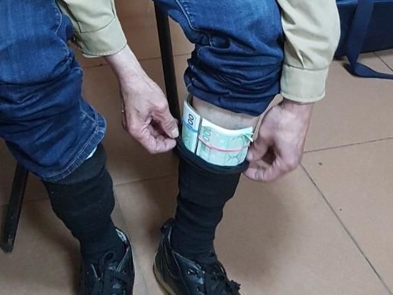 Украинские пограничники задержали мужчину, который пытался в носках перевезти из РФ €25 тыс.