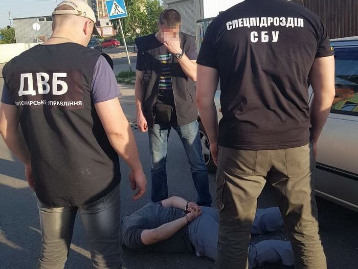CБУ разоблачила замначальника горотдела Нацполиции Житомирской области, собиравшего "дань" с перевозчиков