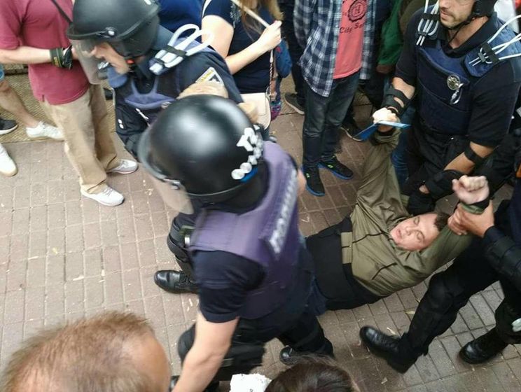Во время акции "Бессмертный полк" в Киеве двоих активистов C14 полиция вынесла за пределы проведения мероприятия, но не задерживала их
