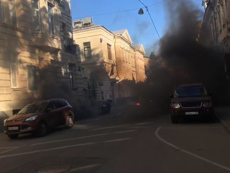 В Москве забросали дымовыми шашками посольство Латвии. Видео