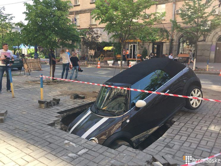 В центре Киева автомобиль провалился под землю