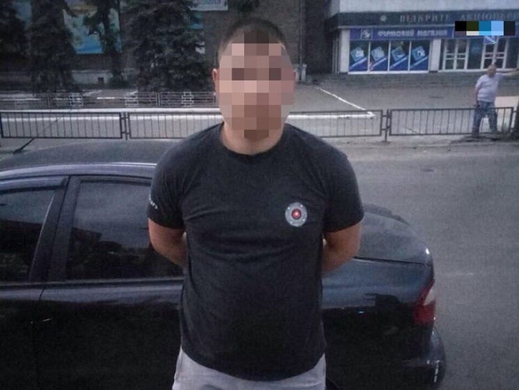 В Киеве 18-летний мужчина напал на полицейского с битой из-за замечания
