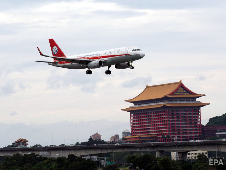 У пассажирского самолета в Китае на высоте 10 км вылетело стекло кабины, второй пилот оказался за бортом