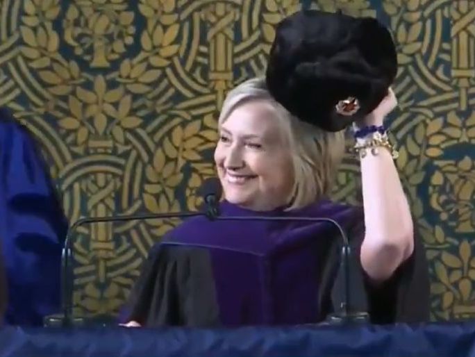 Клинтон пришла на встречу с выпускниками Йельского университета с шапкой-ушанкой. Видео