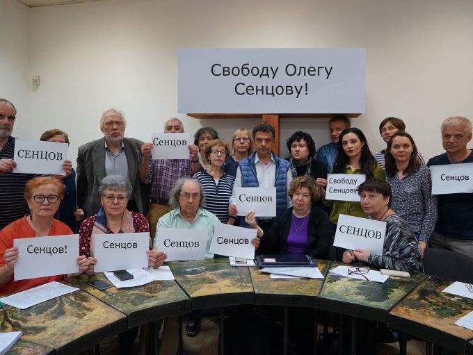 130 ученых и деятелей культуры потребовали освободить Сенцова