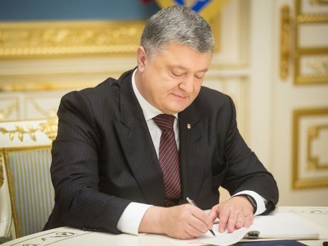 Порошенко подписал закон, которым упрощается ввоз иностранных авто в Украину