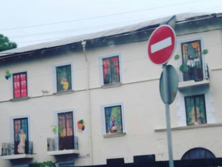 В Ростове-на-Дону к чемпионату мира 2018 нарисовали в окнах счастливых людей