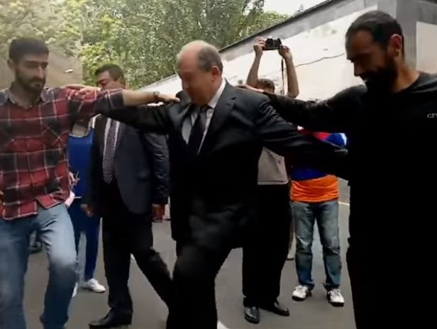 Президент Армении станцевал с протестующими экологами. Видео
