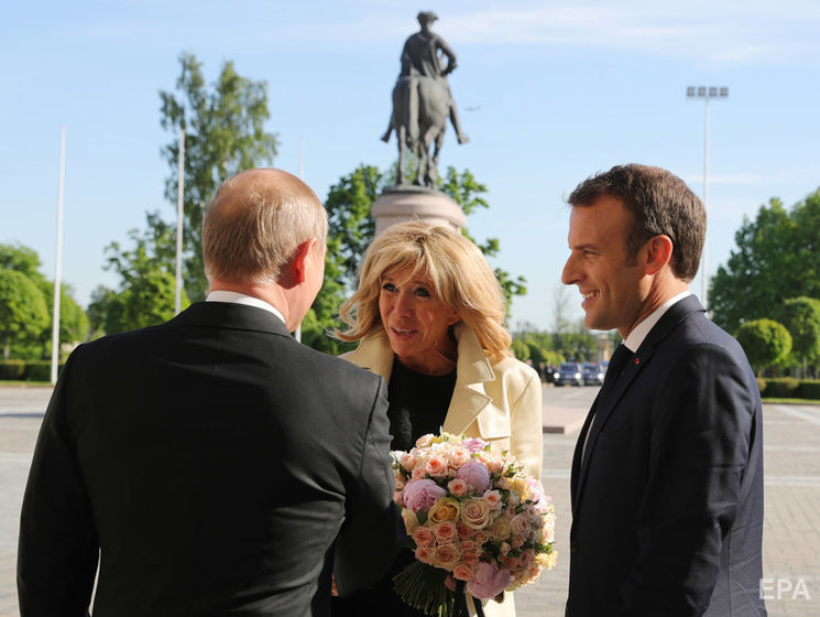 Путин подарил жене Макрона букет роз. Видео