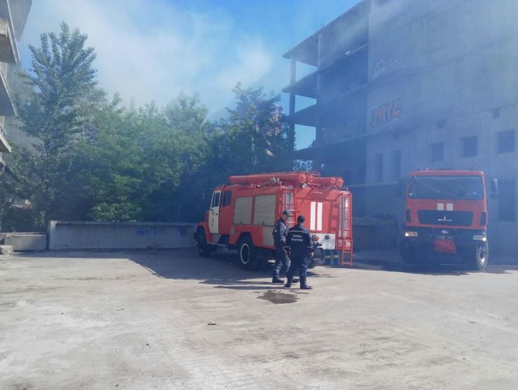 В Киеве горит здание бывшего кинотеатра "Экран"