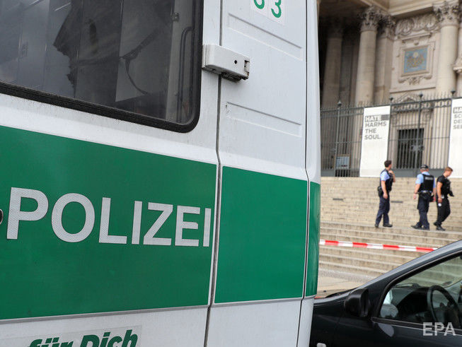 В посетителя собора в Берлине стреляли из-за ножа – полиция